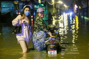 Người dân TP.HCM lội nước sâu khi triều cường đạt đỉnh