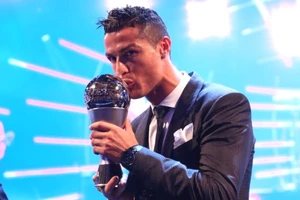 Ronaldo nhận quả bóng vàng trên tháp Eiffel