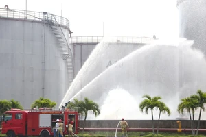 Clip: Diễn tập chữa cháy tại Tổng kho xăng dầu Nhà Bè