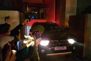 Clip: Xe công an rời khỏi nhà ông Vũ 'nhôm' ở Đà Nẵng