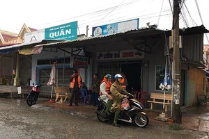 Người dân thị trấn Gành Hào sơ tán để tránh bão Tembin