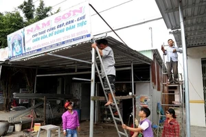 Người dân Cà Mau 'căng mình' chống bão Tembin