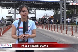 Tài xế 'cố thủ' trong xe, BOT Cần Thơ-Phụng Hiệp ùn tắc