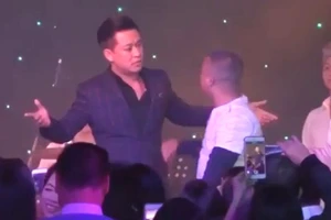 Đang biểu diễn, ca sĩ Tuấn Hưng bị khán giả giật mic
