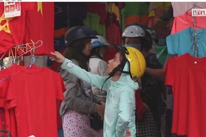 Áo thun ‘cháy hàng’ trước trận đấu của U-23 Việt Nam