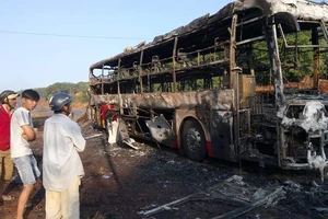 Xe chở hàng chục người cháy trơ khung ở Bình Phước
