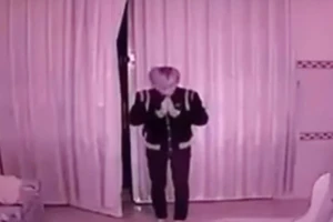 Clip: Tên trộm vái lạy bàn thờ trước khi lấy tài sản