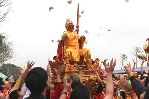 Xòe tay hứng lộc 'Vua ban' tại lễ hội đền Sái