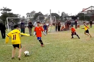 Clip: Cậu bé ở Hà Tĩnh đi bóng vi diệu như Messi