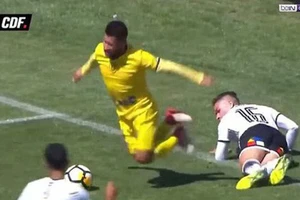 Clip: Pha ăn vạ lộ liễu nhất trong bóng đá