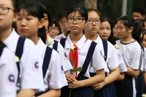 Hàng ngàn người dân tiễn đưa bác Sáu Khải về Củ Chi