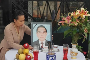 Dân lập bàn thờ đón linh cữu bác Sáu Khải về quê