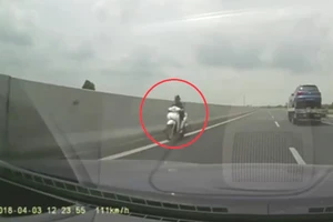 Xe máy chạy ngược chiều trên cao tốc Hà Nội - Hải Phòng