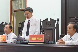 Giây phút 5 bị cáo được tuyên trắng án trong vụ cưa cây gỗ khô