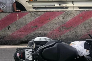 Xe máy của nạn nhân đã bị hư hỏng phần đầu xe