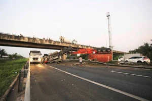 Xe đầu kéo lật ngang chắn ngang tuyến cao tốc TP.HCM Trung Lương