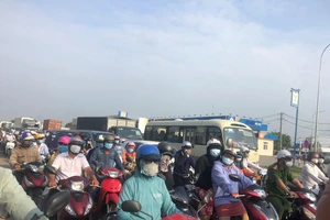 Quốc lộ 62 ùn ứ kéo dài