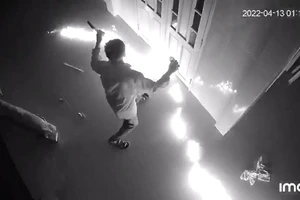 Xử lý đối tượng phóng hỏa, tấn công hàng xóm lúc nửa đêm 