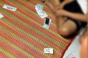 Các đối tượng đang chơi bài ăn tiền