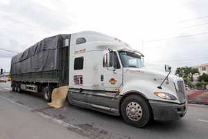 Long An: Va chạm với xe đầu kéo, 1 phụ nữ tử vong tại chỗ