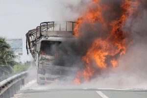 cháy xe ô tô tải trên cao tốc