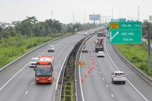 Hoàn thành sửa chữa mặt đường cao tốc TP HCM - Trung Lương sau vụ cháy xe chở nhớt