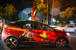 Người dân Long An đội mưa xuống đường mừng chiến thắng của U23 Việt Nam