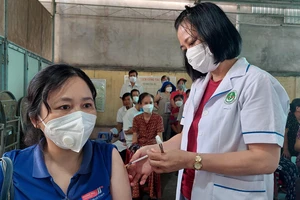 Tiêm vắc xin mũi 4 ngừa covid 19 cho người dân