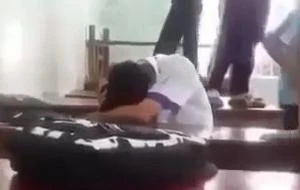 Một học sinh lớp 8 bị bạn học đánh hội đồng vì nhìn thấy bạn nữ hút thuốc 