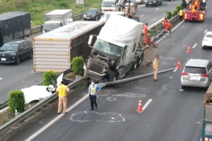 Container lật cao tốc gây kẹt xe gần 10km