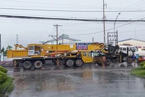 Long An: Xe cẩu kéo xe hất tung dải phân cách trên quốc lộ 1A