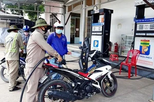 Giá xăng tăng, người dân Long An siết chặt chi tiêu 