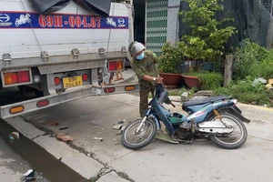 Tông vào đuôi xe tải dừng đỗ trên QL1A, người đàn ông nguy kịch