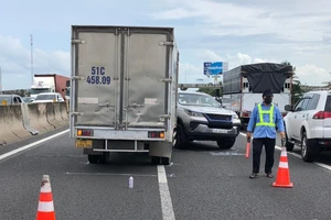 Ba ô tô va chạm liên hoàn trên cao tốc TP.HCM - Trung Lương 