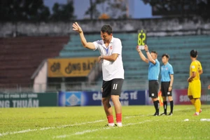 Anh Đức mang chiến thắng thứ 2 cho Long An trong vai trò chỉ đạo