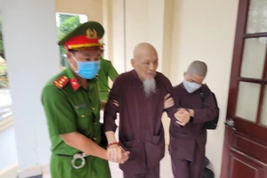 Luật sư ông Lê Tùng Vân và các bị cáo liên quan ở “Tịnh thất Bồng Lai” xin hoãn phiên tòa nhưng không thành.