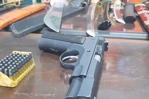 Tạm giữ nam thanh niên giấu súng, dao và kiếm nhật 