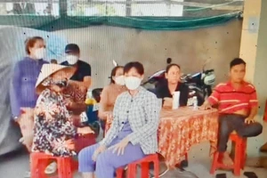 Vợ cầm dao đâm vào đùi chồng gây tử vong, hàng xóm đến chia buồn.