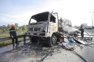 Xe tải bốc cháy trên cao tốc TP.HCM - Trung Lương, gây ùn tắc hơn 4 km