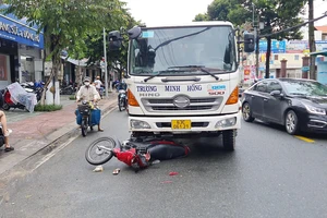 Tránh xe 7 chỗ đang lùi, một phụ nữ tông vào đầu xe ben khiến nạn nhân chấn thương