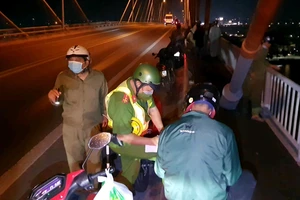 Cứu người đàn ông nhảy cầu Rạch Miễu tự tử