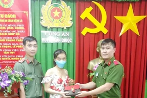 Công an huyện trao trả tài sản cho người đánh rơi