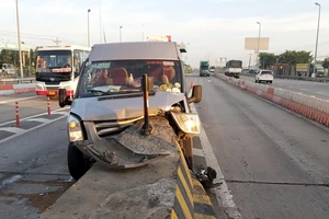 Xe khách tông vào ụ bê tông trạm thu phí cao tốc, khiến nhiều người hoảng loạn