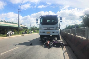 Nam thanh niên thoát chết trong gang tấc ngay trước đầu xe tải