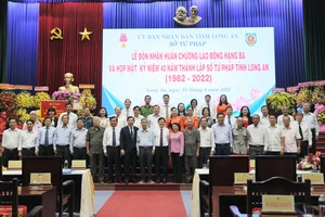 Sở Tư pháp tỉnh Long An đón nhận Huân chương lao động Hạng III