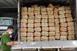 Long An bắt giữ 4 nghi can trong đường dây buôn lậu đường cát, thu giữ gần 200 tấn 