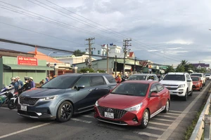 Người dân từ miền Tây trở lại TP.HCM làm việc, ùn ứ khi qua Long An