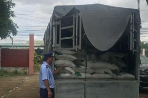 Long An: Phát hiện thu giữ 110 bao đường cát nhập lậu