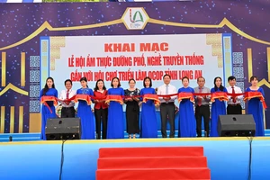 Khai mạc Ẩm thực đường phố, làng nghề truyền thống gắn với Hội chợ Triển lãm OCOP tỉnh Long An 