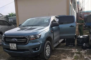 Tài xế xe chở thuốc lá lậu bị công an truy đuổi bỏ ô tô trốn thoát